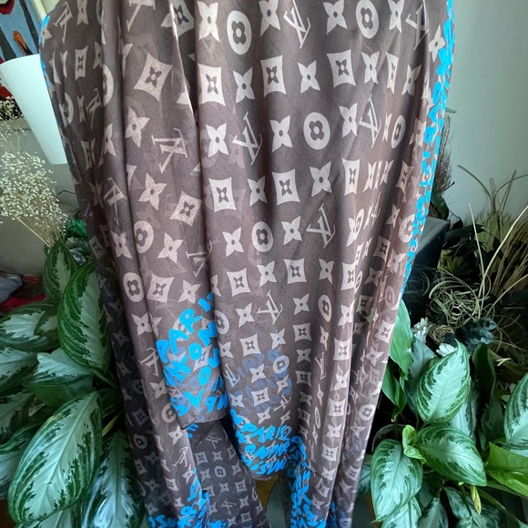 Louis Vuitton Monogram Graffiti Wrap/Shawl Scarf. - Picture 8 of 15